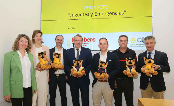 Los bomberos de la Diputación diseñan un juguete para facilitar las intervenciones en las que hay menores involucrados